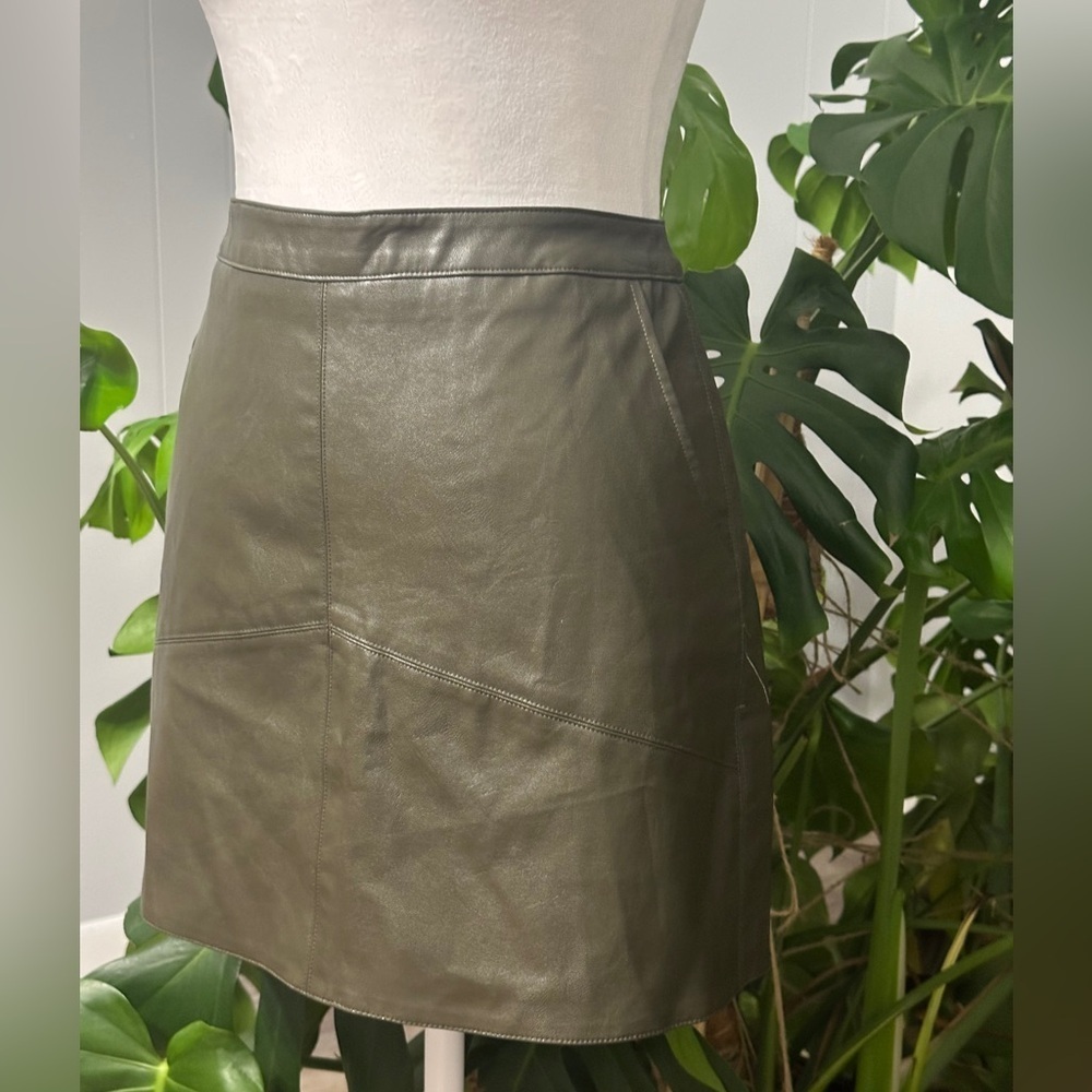🛍️Harper Heritage Vegan leather army green mini skirt size S excellent